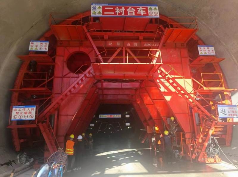 雙線(xiàn)鐵路自動(dòng)澆筑襯砌臺車(chē)